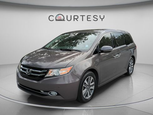 Used 2017 Honda Odyssey Touring image 2