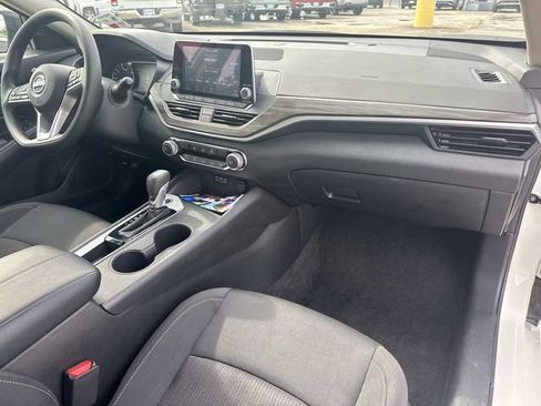 Used 2025 Nissan Altima 2.5 SV FWD image 25