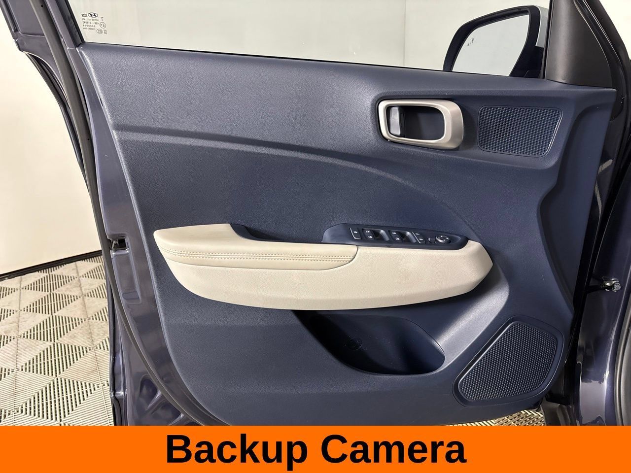 Used 2023 Hyundai Venue Limited FWD image 10