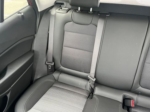 Used 2025 Chevrolet Trax LT w/ LT Convenience Package FWD image 37