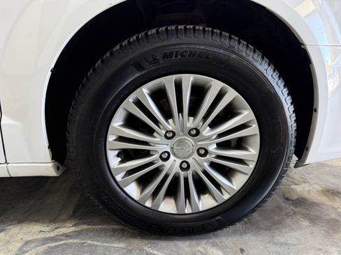 Used 2015 Chrysler Town & Country Touring-L w/ Driver Convenience Group image 28