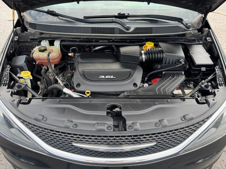 Used 2017 Chrysler Pacifica Touring FWD image 25