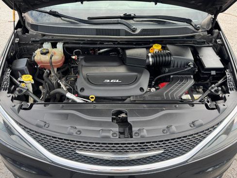 Used 2017 Chrysler Pacifica Touring FWD image 25