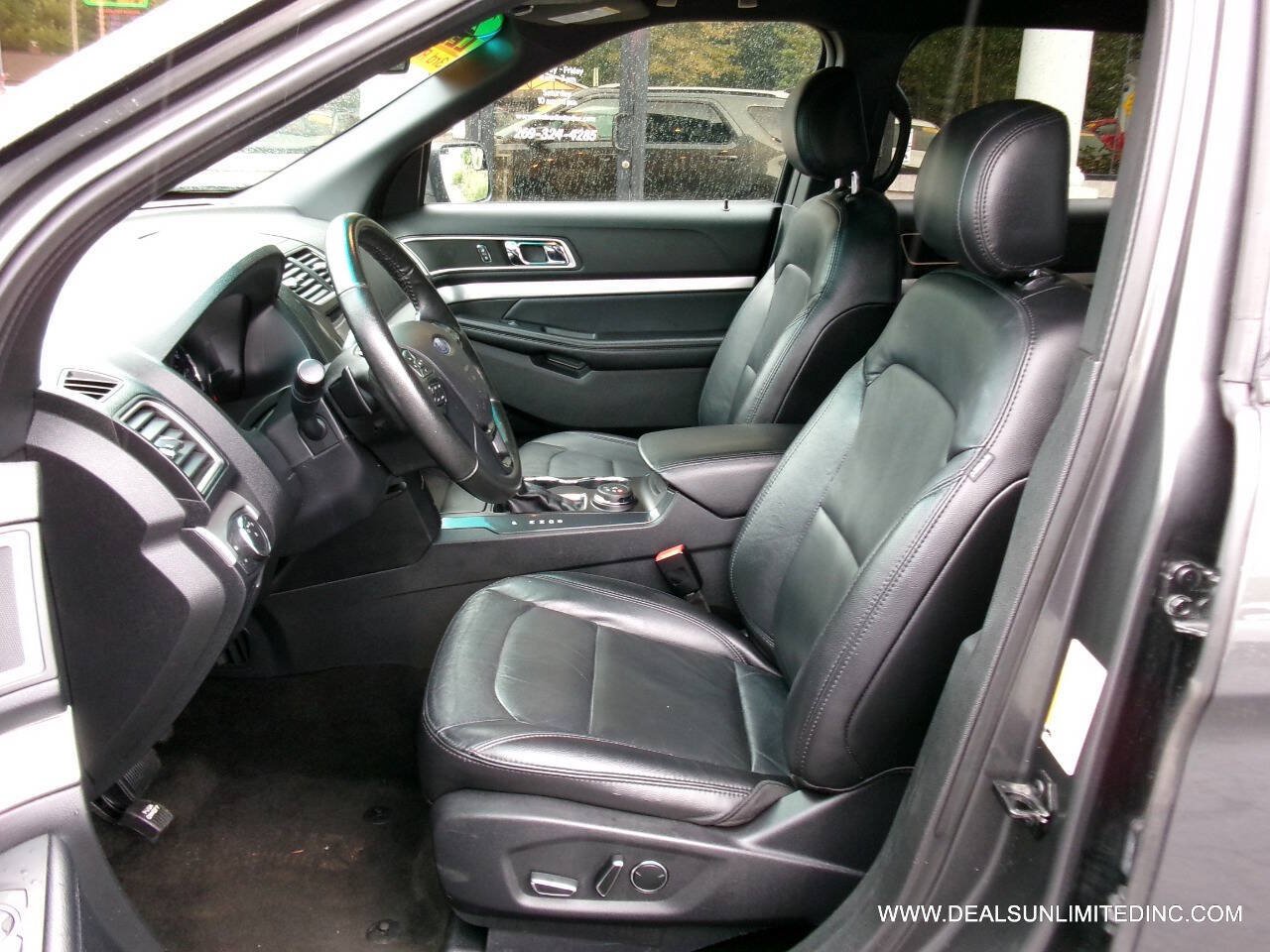 Used 2017 Ford Explorer XLT w/ Equipment Group 202A AWD/4WD image 10
