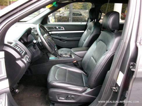 Used 2017 Ford Explorer XLT w/ Equipment Group 202A AWD/4WD image 10