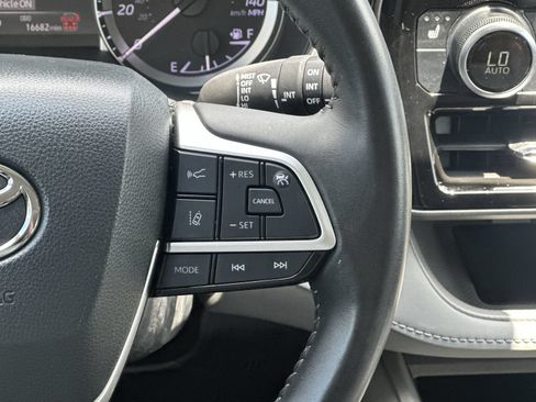 Used 2024 Toyota Highlander XLE AWD/4WD image 21