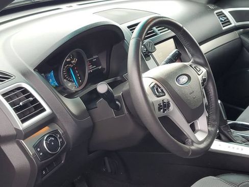 Used 2015 Ford Explorer XLT w/ Equipment Group 202A AWD/4WD image 9