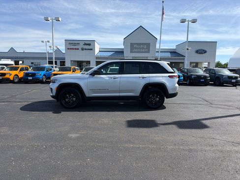 Used 2025 Jeep Grand Cherokee Altitude AWD/4WD image 2