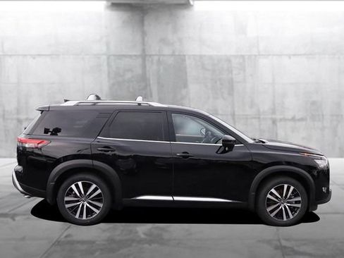 Certified 2025 Nissan Pathfinder Platinum w/ Cargo Package FWD image 5