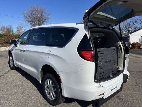 Used 2023 Chrysler Voyager LX FWD image 7