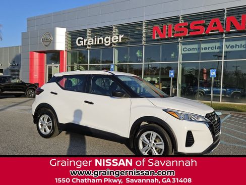 Used 2022 Nissan Kicks S image 1