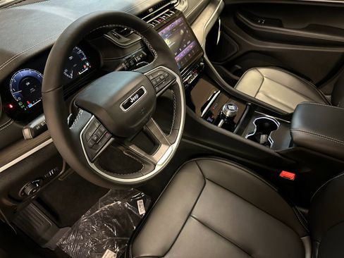 New 2025 Jeep Grand Cherokee L Limited w/ Black Appearance Package image 9