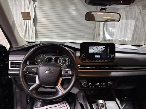 Used 2024 Mitsubishi Outlander SE FWD image 18