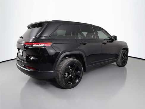 Used 2025 Jeep Grand Cherokee Altitude RWD image 5