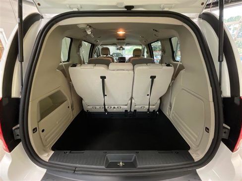 Used 2019 Dodge Grand Caravan SE w/ UConnect Hands-Free Group image 18