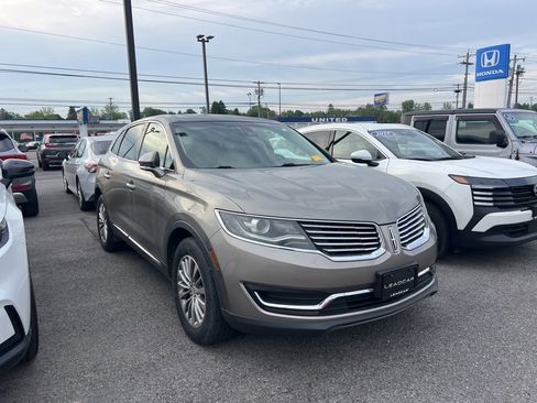 Used 2016 Lincoln MKX Select w/ Select Plus Package AWD/4WD image 3