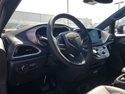 New 2026 Chrysler Pacifica Select image 18