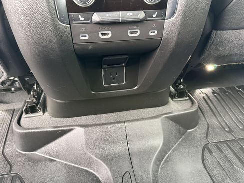 Used 2024 GMC Yukon XL Denali w/ Advanced Technology Package image 30