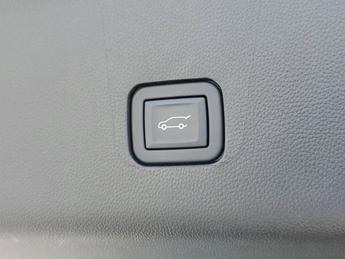 Used 2023 Chevrolet Traverse LT image 10