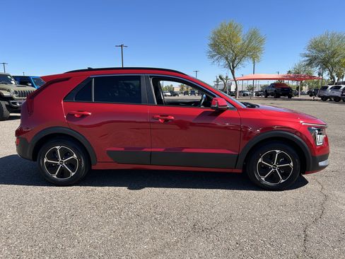 Used 2025 Kia Niro EX image 6