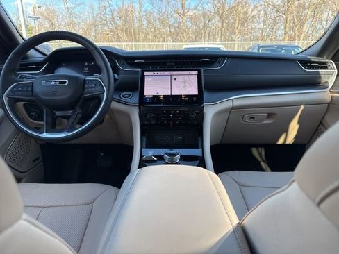 Certified 2023 Jeep Grand Cherokee Limited w/ Luxury Tech Group II image 4