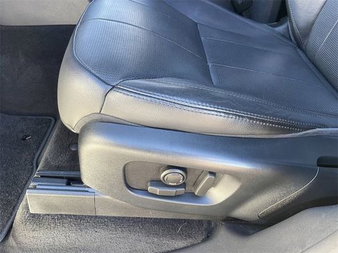 Used 2018 Land Rover Discovery SE image 21