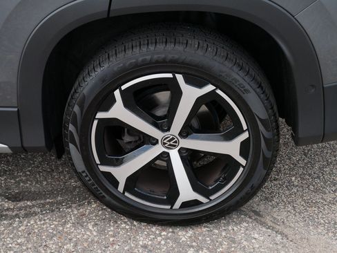Used 2025 Volkswagen Tiguan SE AWD/4WD image 15