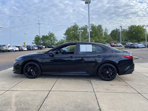 Used 2025 Toyota Camry SE image 7