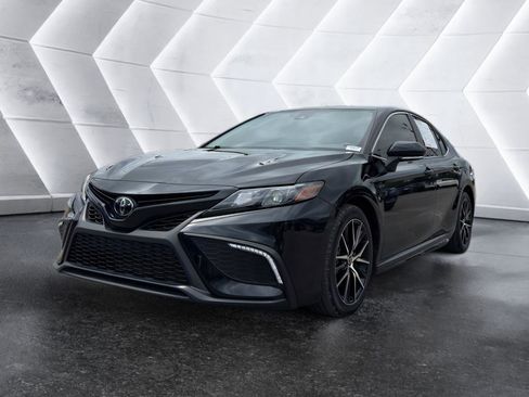 Used 2023 Toyota Camry SE image 3