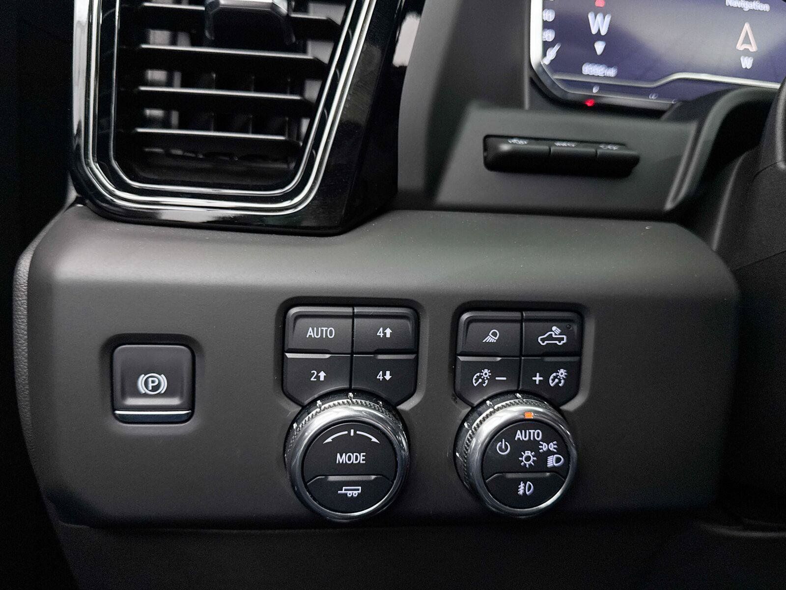 Used 2025 GMC Sierra 1500 AT4 w/ Technology Package AWD/4WD image 11