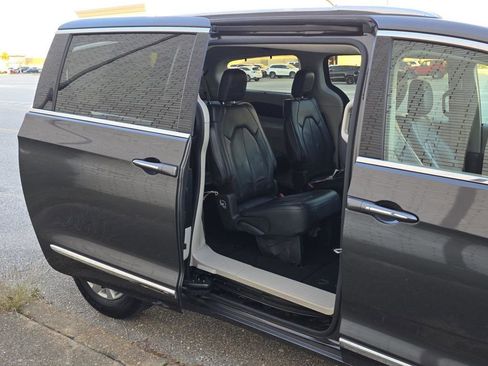 Used 2019 Chrysler Pacifica Touring-L image 14