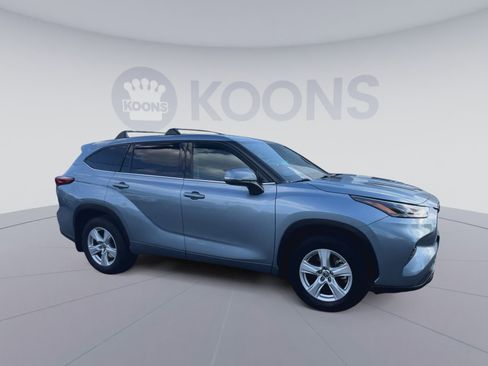 Used 2022 Toyota Highlander LE image 2