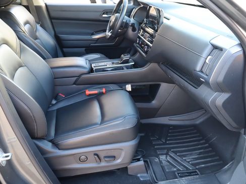 Used 2023 Nissan Pathfinder SL w/ SL Black Package FWD image 17