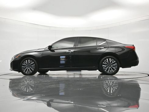 Used 2023 Nissan Altima 2.5 SV FWD image 43