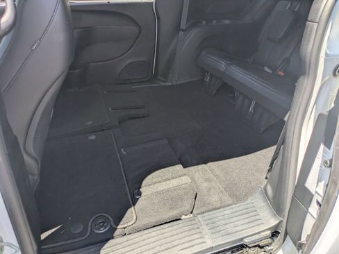 Used 2025 Chrysler Pacifica Select FWD image 25