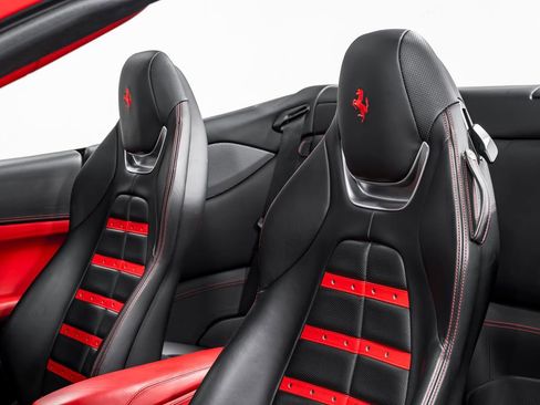 Used 2020 Ferrari Portofino RWD image 17