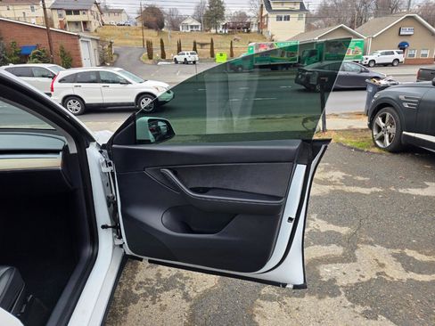 Used 2020 Tesla Model Y Long Range image 16