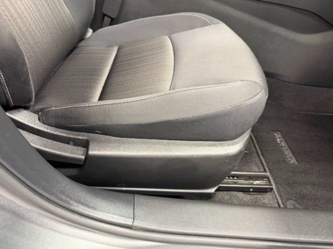 Used 2025 Nissan Altima 2.5 SV FWD image 31