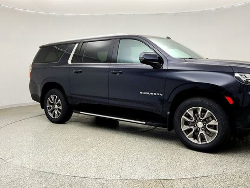 Used 2022 Chevrolet Suburban LT w/ LT Signature Plus Package AWD/4WD image 3