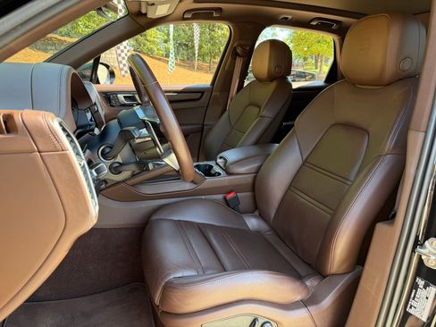 Used 2023 Porsche Cayenne AWD/4WD image 12