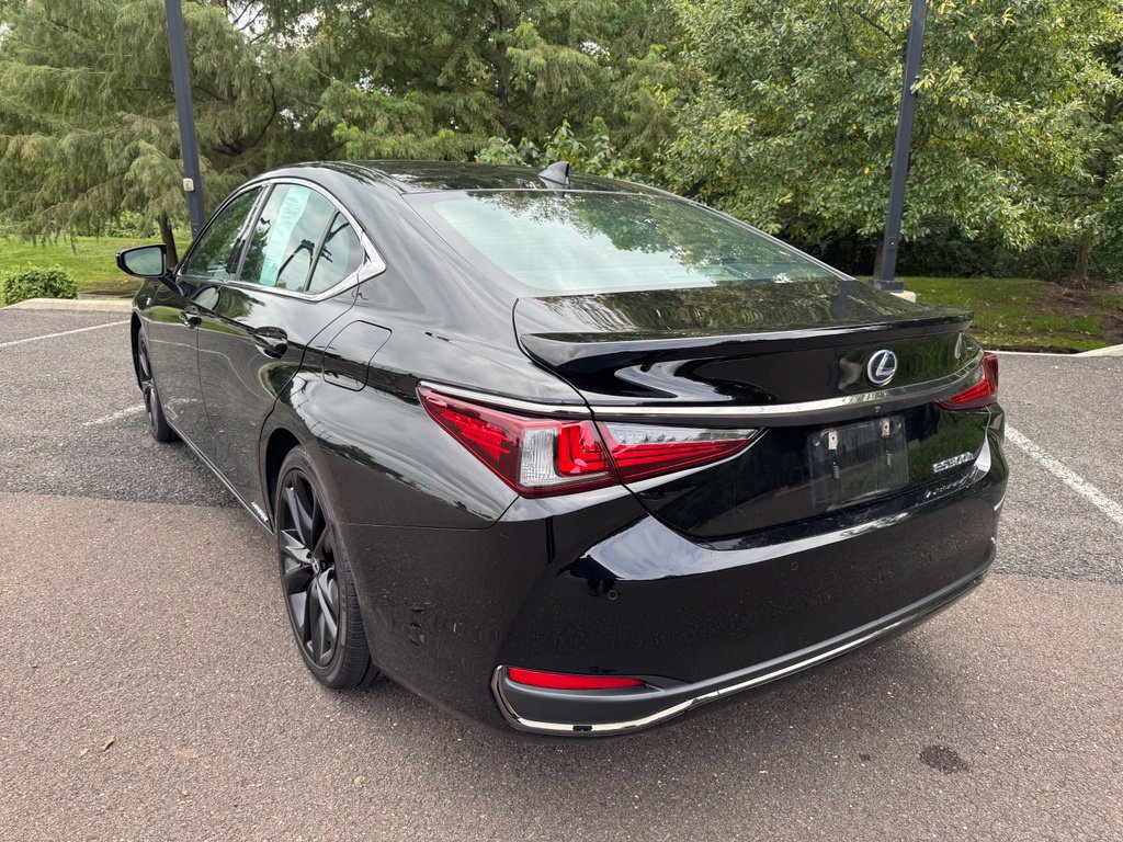 Used 2022 Lexus ES 300h F Sport w/ Accessory Package FWD image 3
