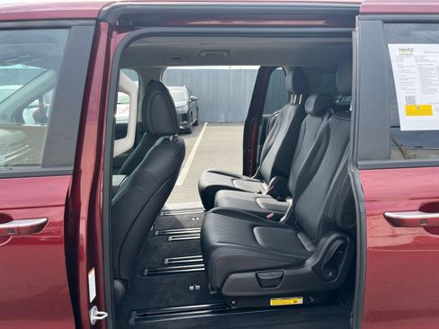 Used 2026 Kia Carnival FWD image 27