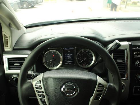 Used 2017 Nissan Titan SV RWD image 9