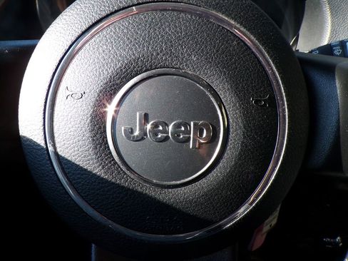Used 2017 Jeep Wrangler Unlimited Sahara AWD/4WD image 31