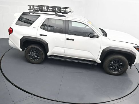Used 2025 Toyota 4Runner SR5 AWD/4WD image 32
