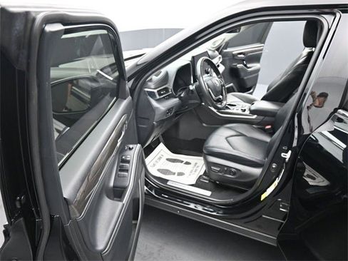 Used 2024 Toyota Highlander Limited image 19