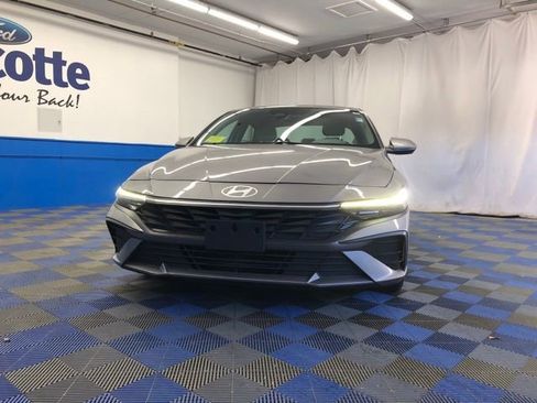 Used 2024 Hyundai Elantra SE image 5