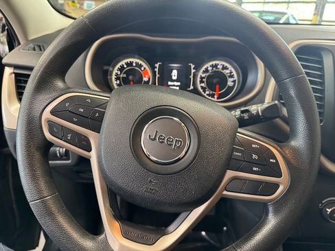 Used 2017 Jeep Cherokee Sport image 19