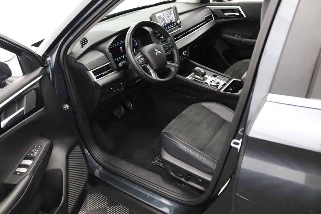 Used 2024 Mitsubishi Outlander SE AWD/4WD image 16