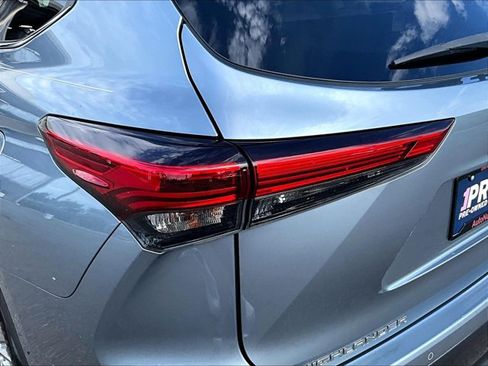 Used 2021 Toyota Highlander Limited FWD image 29